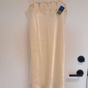 Elegant ailkCream Floral Embroidered Dress